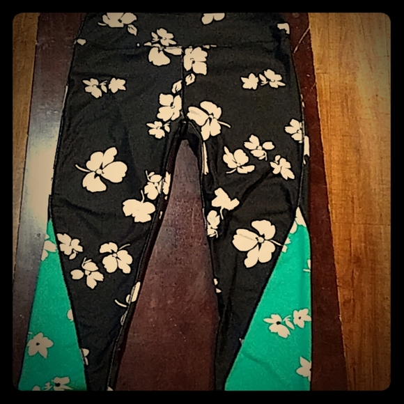 Fabletics Pants - New Fabletic Capri workout leggings